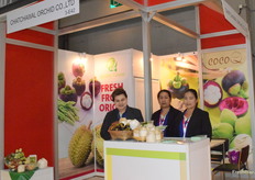 Mrs Phanita Telavanich (1st on the left) and her colleagues from Chatchawal Orchid Co., Ltd. The company supplies flowers, fruits (mangosteen, mango, durian, etc.) and vegetables (asparagus, baby corn, okra, etc.) from Thailand.